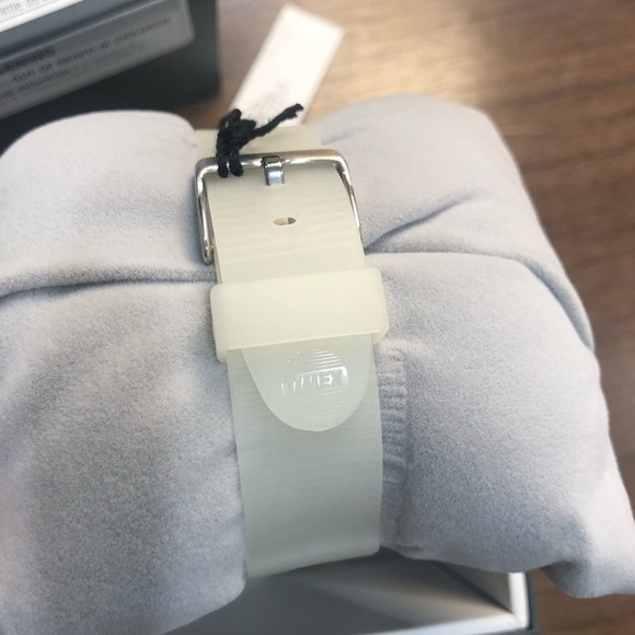 Timex T80 Glow In The Dark Watch - Picture 7 of 11